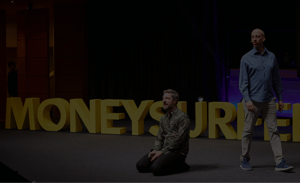 moneysurfers form. Davide Francesco Sada ed Enrico Garzotto di moneysurfers Immagine dal vivo di un evento Moneysurfers con due speaker sul palco. Sullo sfondo, il logo Moneysurfers in lettere giganti giallo oro illumina la scena dell'evento dedicato a finanza personale e investimenti.