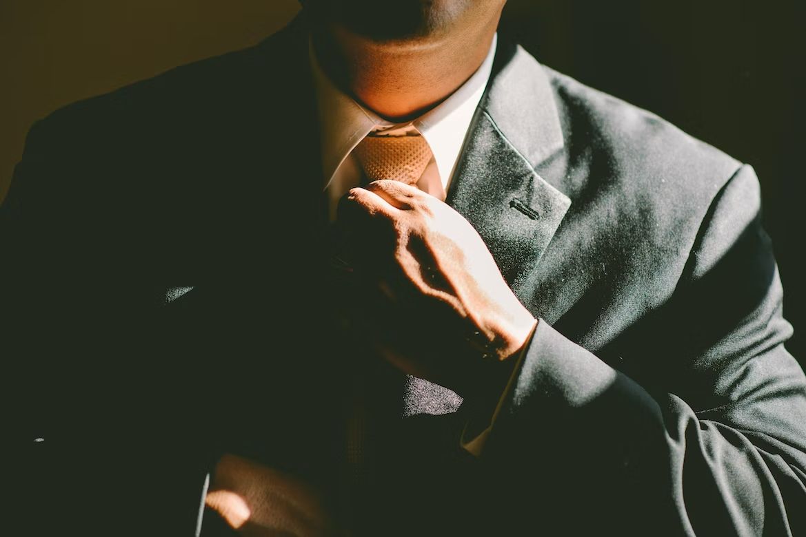 uomo elegante che ha trovato la propria vocazione professionale