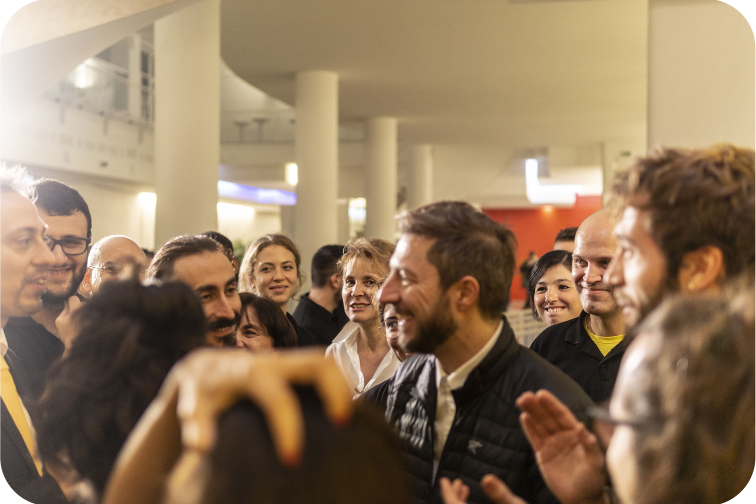 davide-enrico-salutando-evento