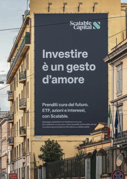Cartellone pubblicitario Scalable Capital su un palazzo Cartellone pubblicitario Scalable Capital su un palazzo
