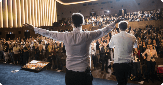 moneysurfers_home_immagine_chi_siamo_teatro moneysurfers_home_immagine_chi_siamo_teatro